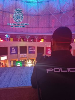 Un agente de vigilancia en la gala de los premios Grammy Latinos