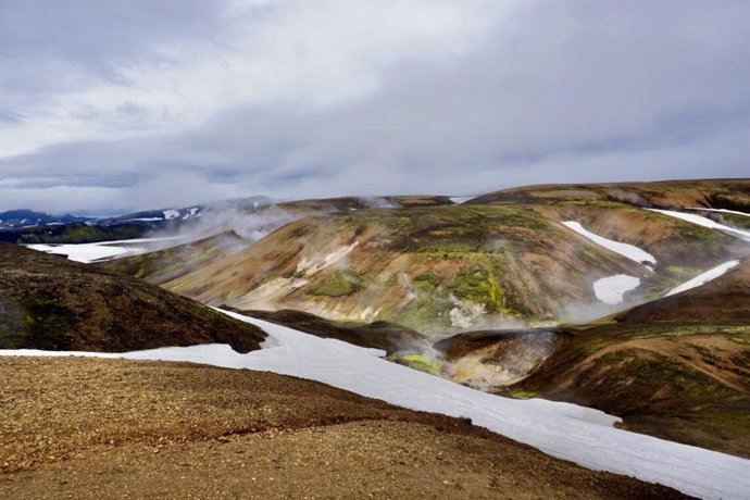 Archivo - Estos penachos sulfurosos en Laugavegur (Islandia) no se registran en las observaciones por satélite. El análisis de núcleos de hielo muestra que estos penachos tienen un efecto mucho mayor sobre el nivel de aerosoles en la atmósfera de lo que s