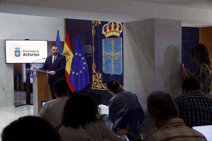 Adrián Barbón en rueda de prensa en Presidencia.