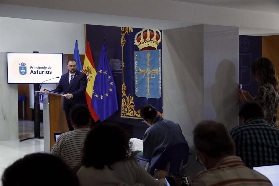 Adrián Barbón en rueda de prensa en Presidencia.