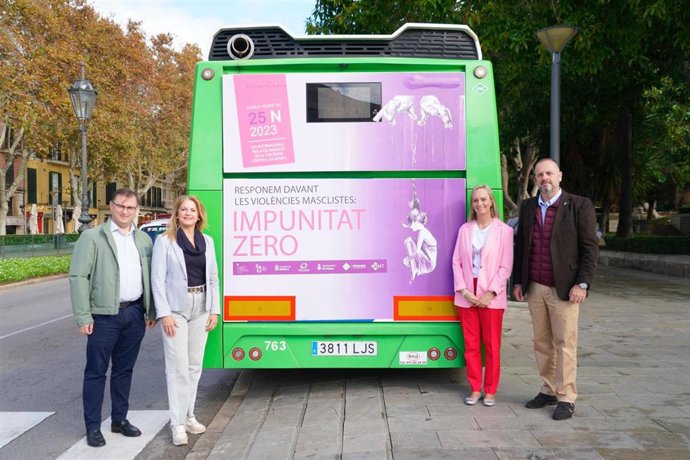 El teniente de alcalde de Movilidad del Ayuntamiento de Palma, Toni Deudero, presenta uno de los dos autobuses vinilados con la campaña 'Impunidad Cero'