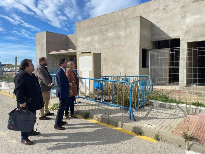 Bertón visitando obras del PFEA en Vejer.