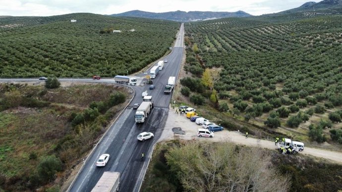 Trabajos de refuerzo del firme en la A-318, en la intersección con la CO-5206 hacia Nueva Carteya.