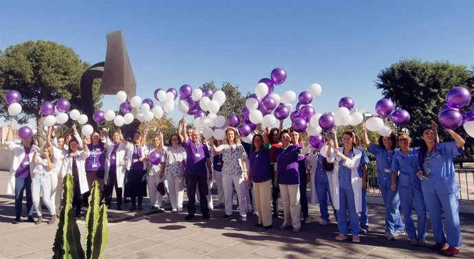 Suelta de globos en el Hospital de Valme como gesto solidario.