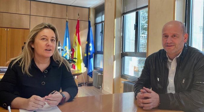 La consejera de Educación, Lydia Espina, y el alcalde de Aller, Juan Carlos Iglesias