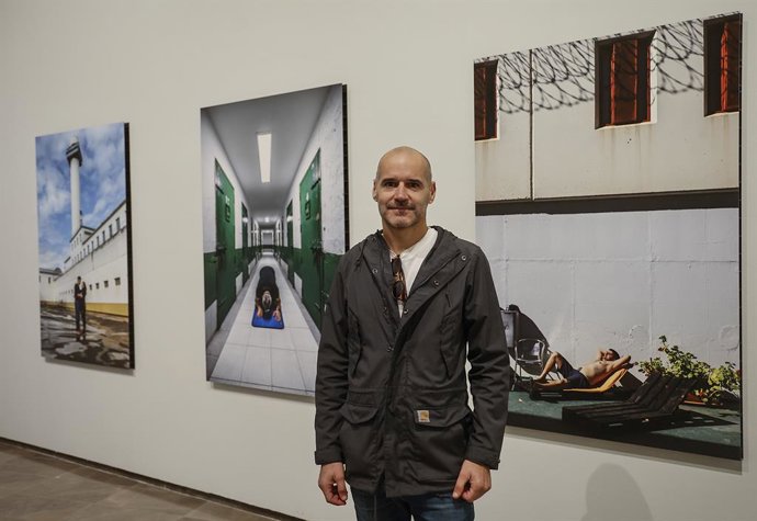 El fotógrafo Raúl Belinchón posa durante la presentación de su exposición 'Algo parecido a la libertad', en el Centre del Carme Cultura Contempornia