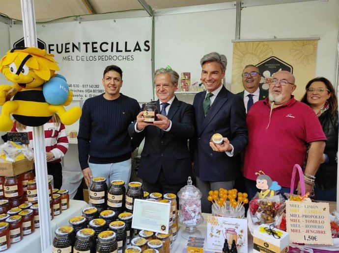 El presidente de la Diputación, Salvador Fuentes (segundo por la izda.), y el vicepresidente primero, Andrés Lorite (tercero), visitan un estand de Expomiel.