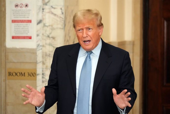 18 October 2023, US, New York: Former President Donald Trump speaks after returning from a break during his civil fraud trial at New York State Supreme Court. Photo: Sonia Moskowitz Gordon/ZUMA Press Wire/dpa