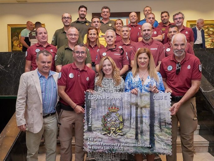 La presidenta del Cabildo de Tenerife, Rosa Dávila (c), con el sello conmemorativo del 145 aniversario de los agentes forestales