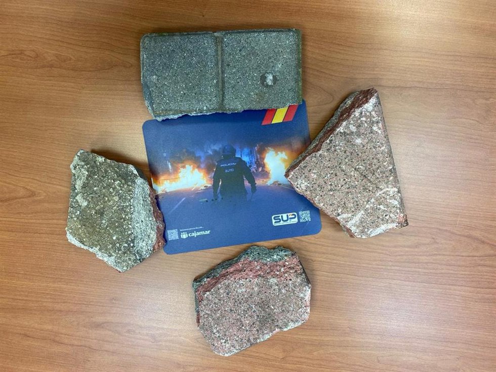 El SUP muestra piedras lanzadas contra los policías en Ferraz para criticar a Vox por acusar a los agentes de abuso de autoridad en las cargas