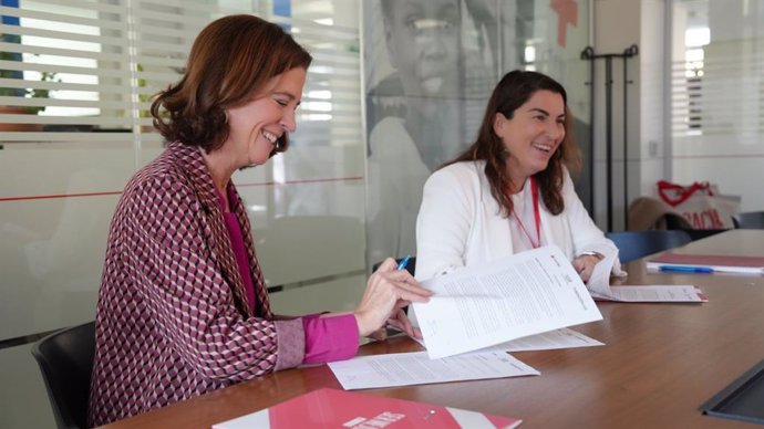 La presidenta de la AEB y de su fundación, Alejandra Kindelán,  y la secretaria general de Cruz Roja, Asunción Montero, durante la firma del convenio para impulsar la formación financiera y digital.