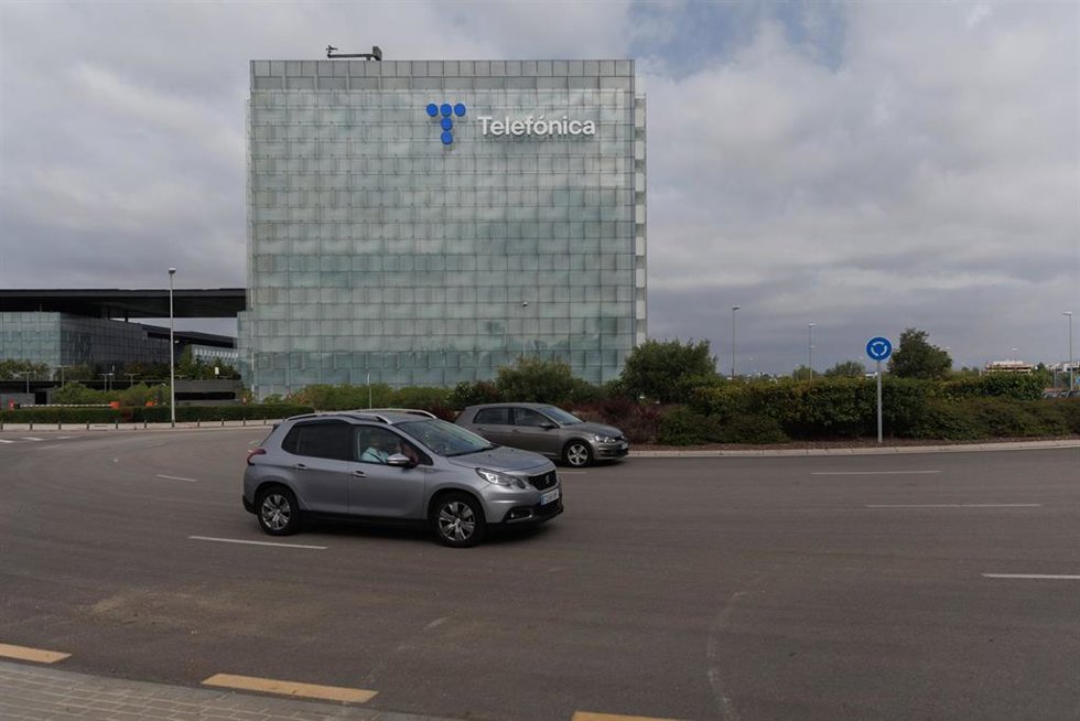 Archivo - Exterior de la sede de Telefónica, en el ensanche de Las Tablas, en el distrito de Fuencarral-El Pardo, a 6 de septiembre de 2023, en Madrid (España).