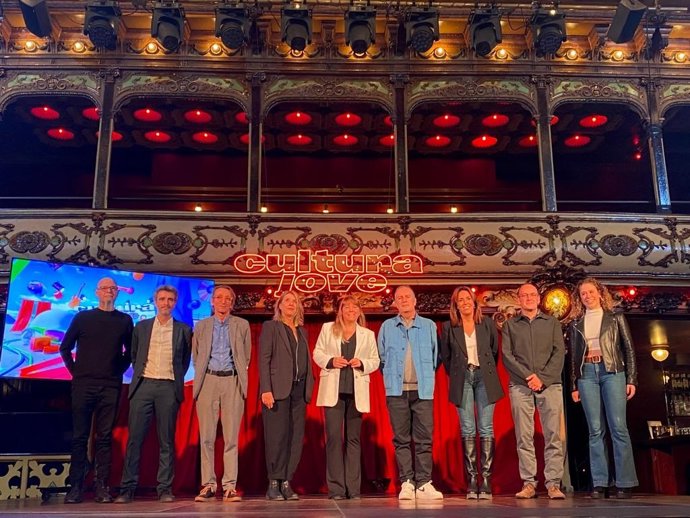 La consellera de Cultura, Natlia Garriga, presenta el nuevo programa Cultura Jove para facilitar el acceso a la cultura a los jóvenes de Catalunya entre 18 y 30 años y que sustituye a Escena25