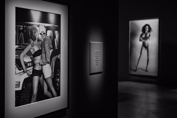 Varias obras de la exposición Helmut Newton. Fact & Fiction, en el Muelle de Batería, a 17 de noviembre de 2023, en A Coruña