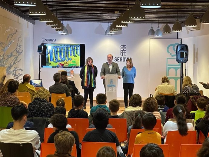 El concejal de Educación, Sergio Calleja, con las autoras del 'Poeducto de Segovia'.