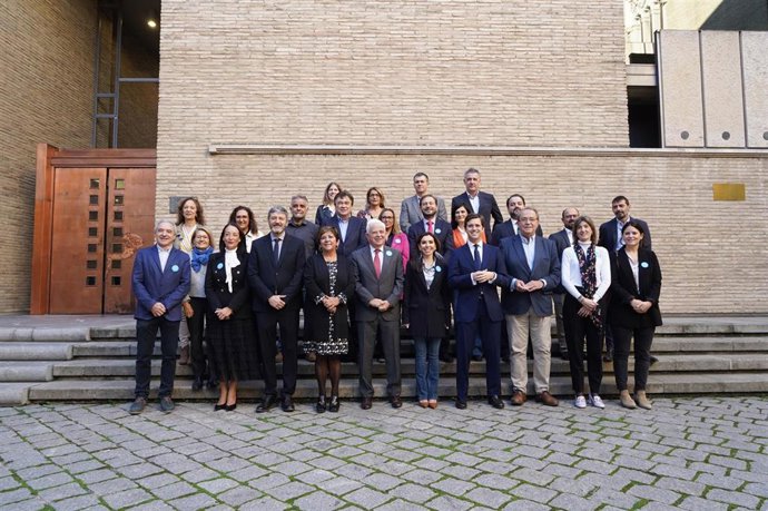 Foto de familia con motivo de la declaración institucional de apoyo a la Convención de los Derechos de la Infancia.