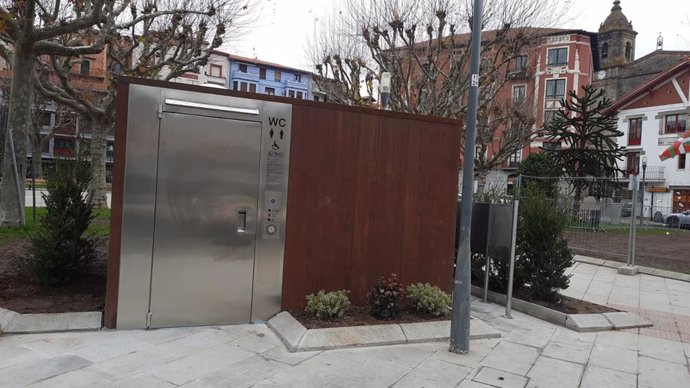 Archivo - Ayuntamiento de Bermeo instala un baño público y autolimpiable en la Lamera.