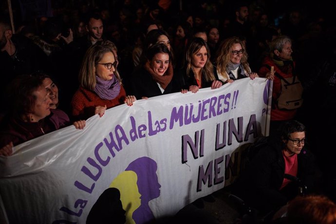 Archivo -  Irene Montero (3i), durante una manifestación contra las violencias machistas en el distrito de Vallecas, a 25 de noviembre de 2022, en Madrid (España). 