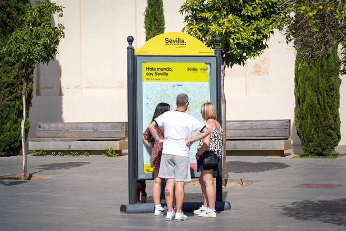 Archivo - Turistas pasean por los lugares más representativos de la ciudad, a 13 de octubre de 2023, en Sevilla, (Andalucía, España). 