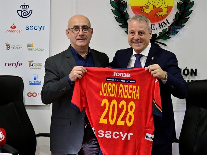 Jordi Ribera y Francisco V. Blázquez en el acto de renovación del seleccionador español masculino de balonmano
