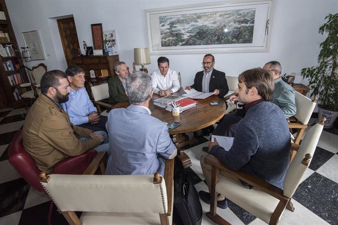 Reunión del presidente de la Diputación de Cáceres, Miguel Ángel Morales, con representantes de Pymecon