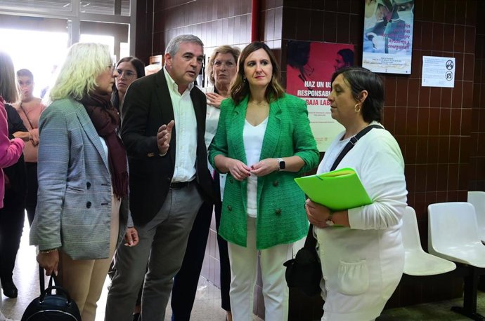 El barrio de la Fuensanta de Valncia mantendrá su centro de salud, según ha asegurado la alcaldesa, María José Catalá, durante una visita a esta zona de la ciudad junto al subdirector general de actividad asistencial, Enrique Soler.
