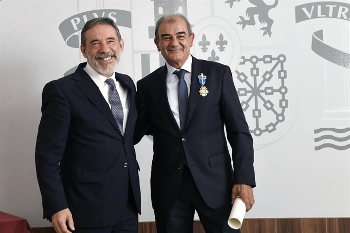De izquierda a derecha: el delegado del Gobierno, Francisco Jiménez, y el presidente de Cepes y de Ucomur, Juan Antonio Pedreño, tras recibir éste la Cruz Oficial de la Orden del Mérito Civil