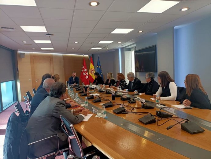 El consejero de Presidencia, Justicia y Administración Local, Miguel Ángel García Martín, se ha reunido este viernes con representantes de nueve asociaciones de víctimas del terrorismo en la Real Casa de Postas