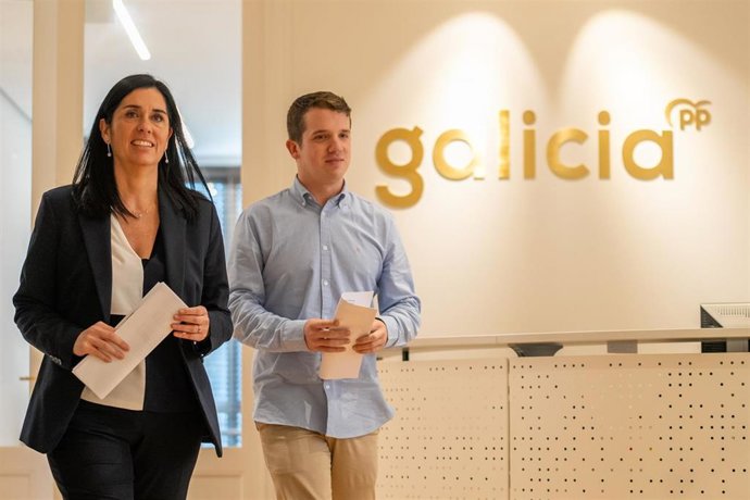 La secretaria general del PPdeG, Paula Prado, y el presidente de Novas Xeracións, Adrián Pardo.
