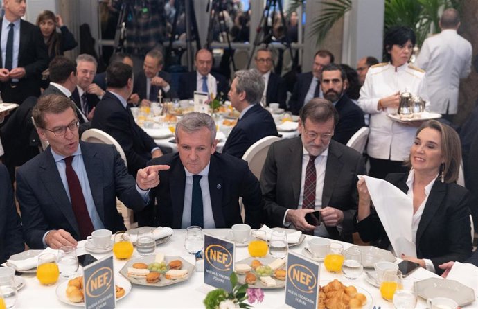 (I-D) El presidente del PP, Alberto Núñez Feijóo; el presidente de la Xunta de Galicia, Alfonso Rueda; el expresidente del Gobierno Mariano Rajoy y la secretaria general del PP, Cuca Gamarra, durante un desayuno  de Nueva Economía Fórum, a 17 de noviemb