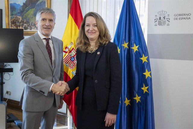 Fernando Grande-Marlaska y la directora general de la OIM.