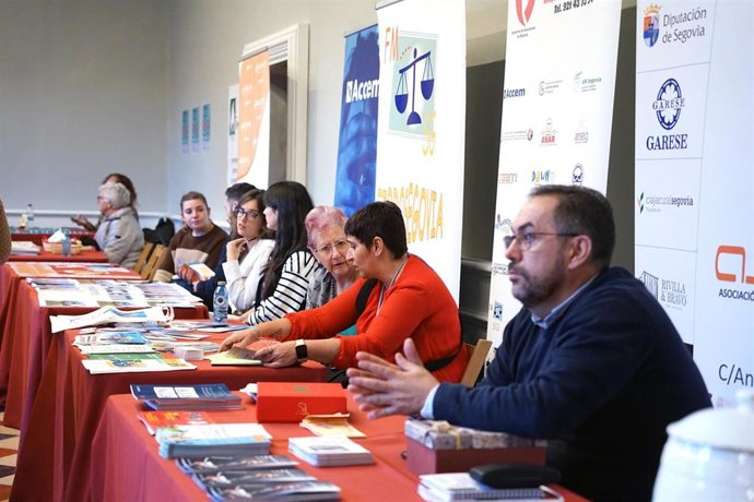 Mesas de varias asociaciones sociales participantes en 'Enlázate'
