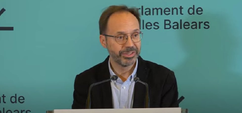 El portavoz de Més per Menorca-Grupo Mixto, Josep Castells, en rueda de prensa.