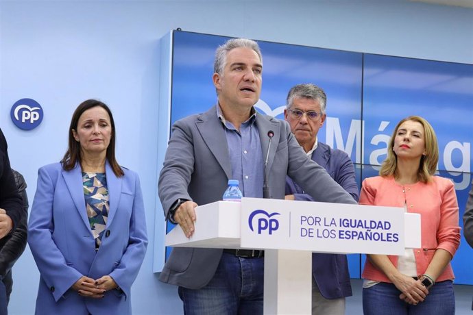 El coordinador general del PP, Elías Bendodo, en rueda de prensa en la sede provincial del partido en Mlaga.
