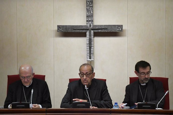 El cardenal arzobispo emérito de Madrid, Carlos Osoro; el presidente de la Conferencia Episcopal Española, Juan José Omella, y el arzobispo de Madrid, José Cobo, en una foto de archivo.