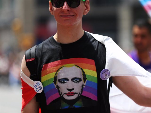 Archivo - Camiseta con la imagen de Vladimir Putin en una marcha del orgullo en Nueva York