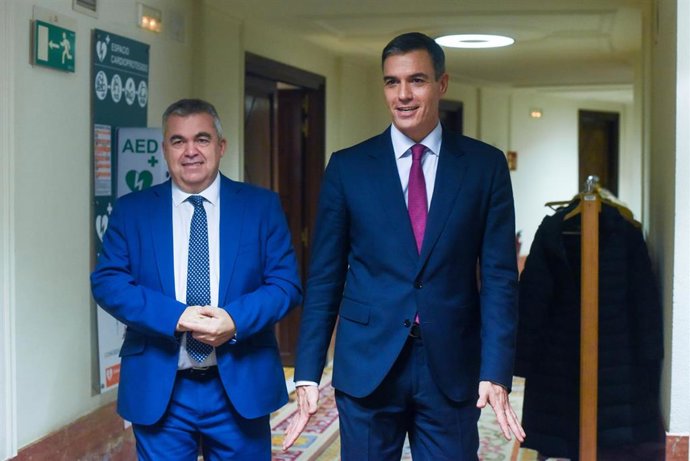 El secretario de Organización del PSOE, Santos Cerdán (i), y el presidente del Gobierno, Pedro Sánchez (d), a su salida de la primera sesión del debate de investidura de Pedro Sánchez como presidente de Gobierno, en el Congreso de los Diputados