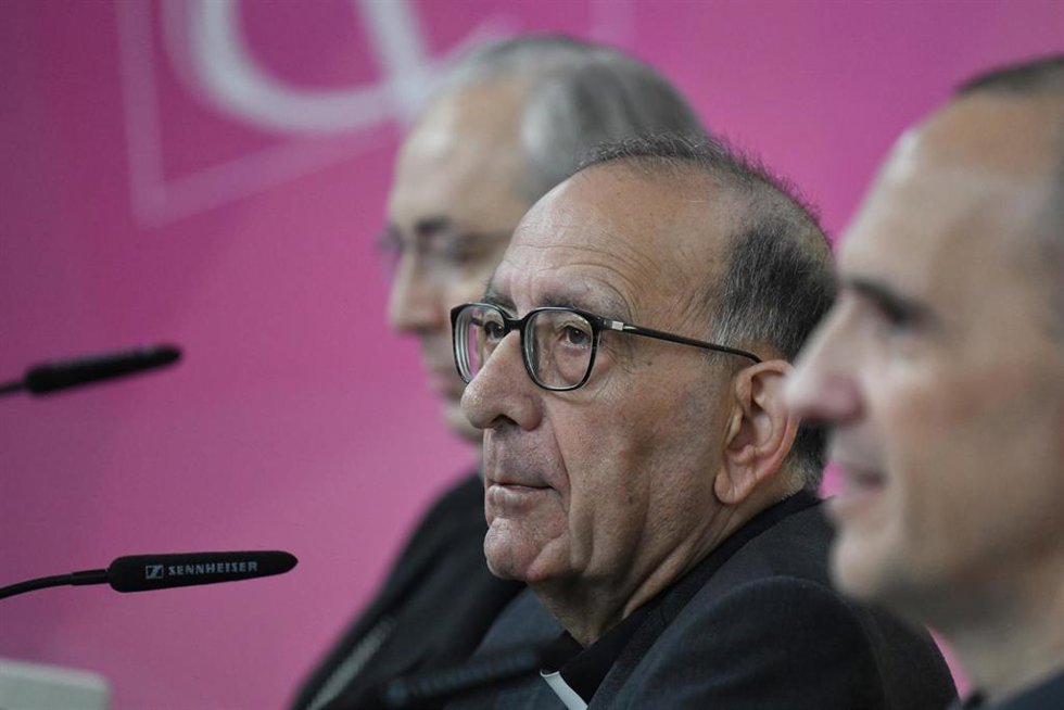 El presidente de la Conferencia Episcopal Española, Juan José Omella, el secretario general de la CEE, Francisco César García Magán, y el director de comunicación de la CEE, José Gabriel Vera, durante una rueda de prensa.