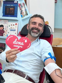 El portavoz del Gobierno andaluz y consejero de Sostenibilidad, Ramón Fernández-Pacheco, participa en una campaña de donación de sangre.