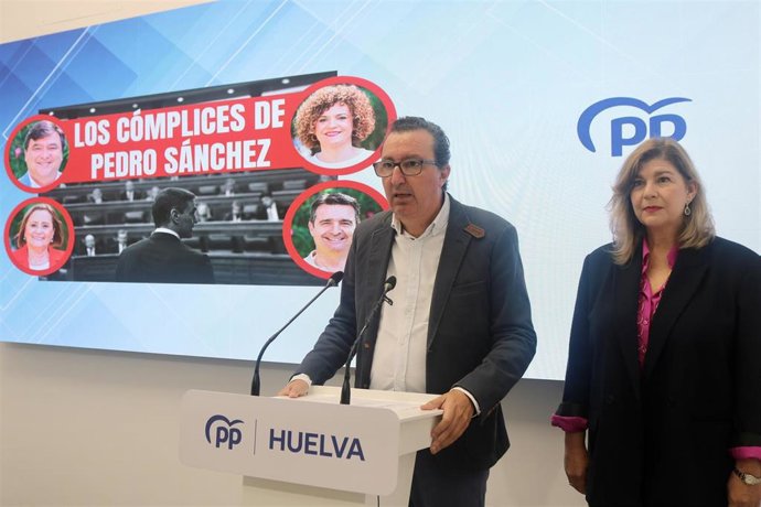 El presidente del PP de Huelva, Manuel Andrés González, junto a la secretaria general de la fomación en Huelva Berta Centeno, en rueda de prensa.
