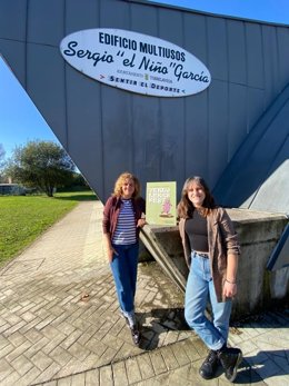La concejala de Igualdad y Festejos de Torrelavega, Patricia Portilla, y Carolina Palencia, de la organización del 'Verduleras Fest'