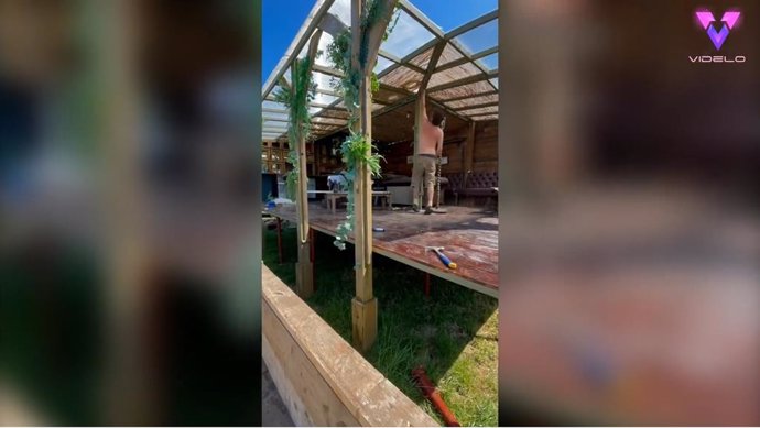 Esta camión de mercancías se convierte en un completo bar móvil construido con material reciclados