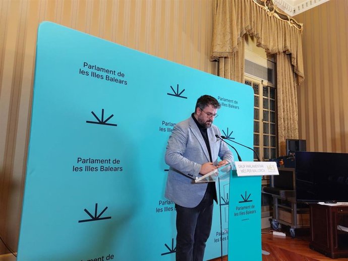 El portavoz parlamentario de MÉS per Mallorca, Lluís Apesteguia, en rueda de prensa, tras la Junta de Portavoces
