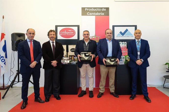 El consejero de Desarrollo Rural, Ganadería, Pesca y Alimentación, Pablo Palencia, (segundo izda) entrega los premios Pyme de Carrefour a la cooperativa agraria Valles Unidos del Asón y a la conservera Arlequín de Santoña