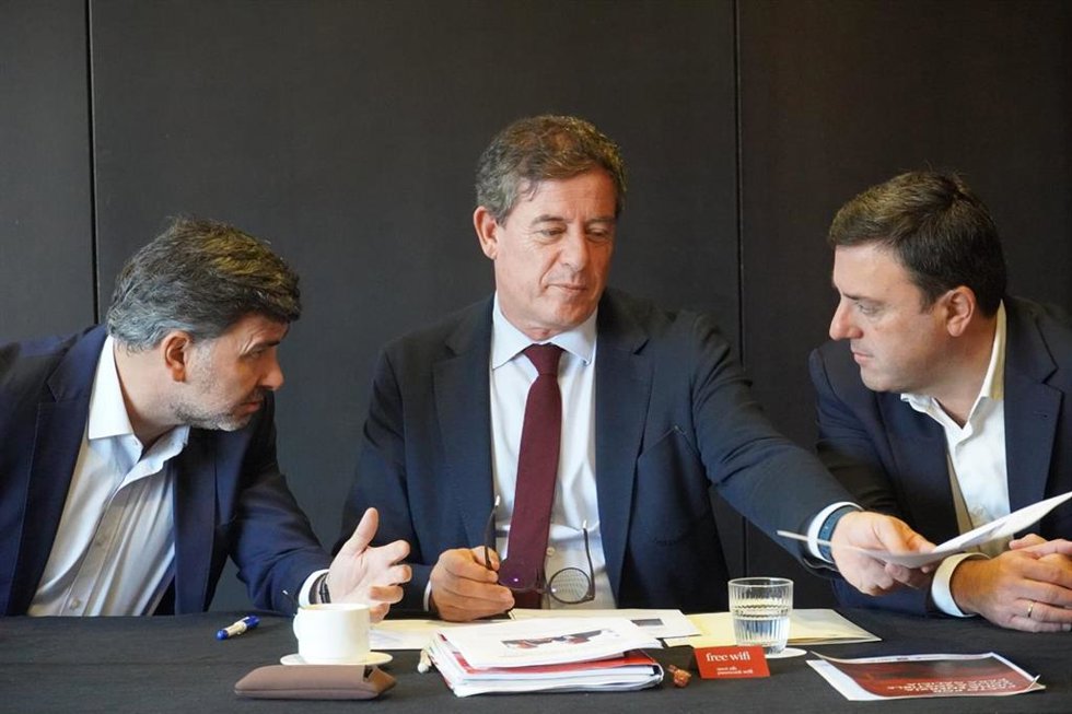 El candidato del PSdeG a la Presidencia, José Ramón Gómez Besteiro, junto al secretario xeral del PSdeG, Valentín Gónzález Formoso, y al eurodiputado gallego, Nicolás González Casares, en la Mesa para o Desenvolvemento Renovable e Industrial