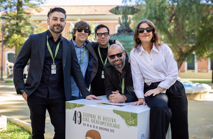 El equipo de 'Bisbal' en el Festival de Huelva.