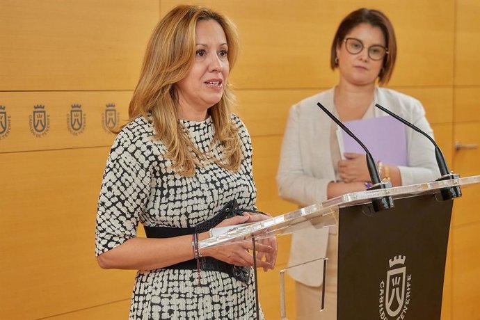 La presidenta del Cabildo de Tenerife, Rosa Dávila, y la directora insular de Igualdad, Patricia León, en la presentación de la campaña contra la violencia machista