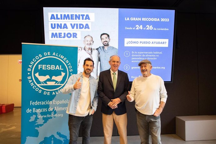 (I-D) El hijo de Karlos Arguiñano, Joseba Arguiñano; el presidente de la Federación Española de Bancos de Alimentos (FESBAL), Pedro Llorca, y el cocinero Karlos Arguiñano posan durante la presentación de la campaña 'La Gran Recogida 2023', en el Auditor