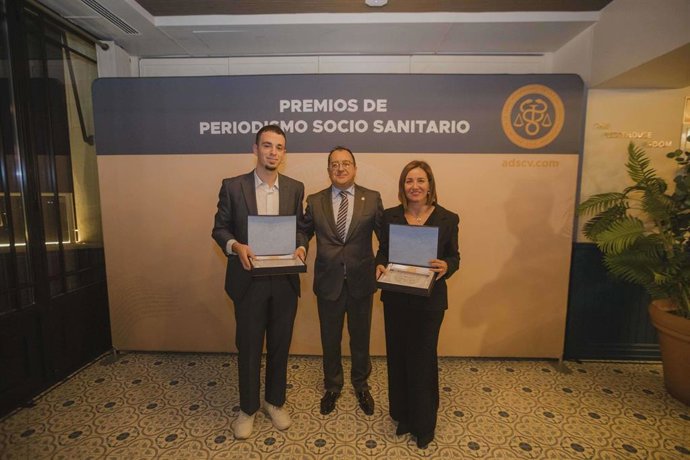 Los periodidtas Óscar Jiménez Gómez y Ana Alonso Muñoz reciben los galardones al Mejor Reportaje y a la Mejor Trayectoria de la Asociación de Derecho Sanitario de la Comunidad Valenciana