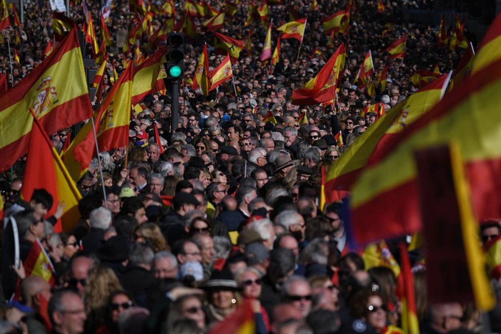 Archivo - Miles de personas se manifiestan contra el Gobierno de Pedro Sánchez, en Cibeles, a 21 de enero de 2023, en Madrid (España). Más de un centenar de asociaciones y colectivos de la sociedad civil secundan esta protesta contra la ejecutiva de Sán